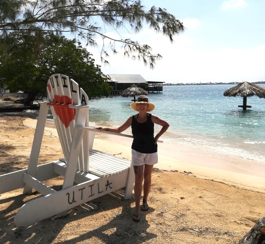 The BIG beach chair on Chepes Beach Utila. The backpacking housewife.